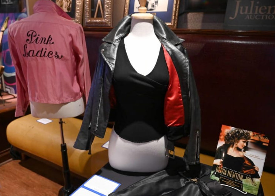 Σε δημοπρασία το μαύρο σύνολο της Ολίβια Νιούτον - Τζον από το «Grease» 