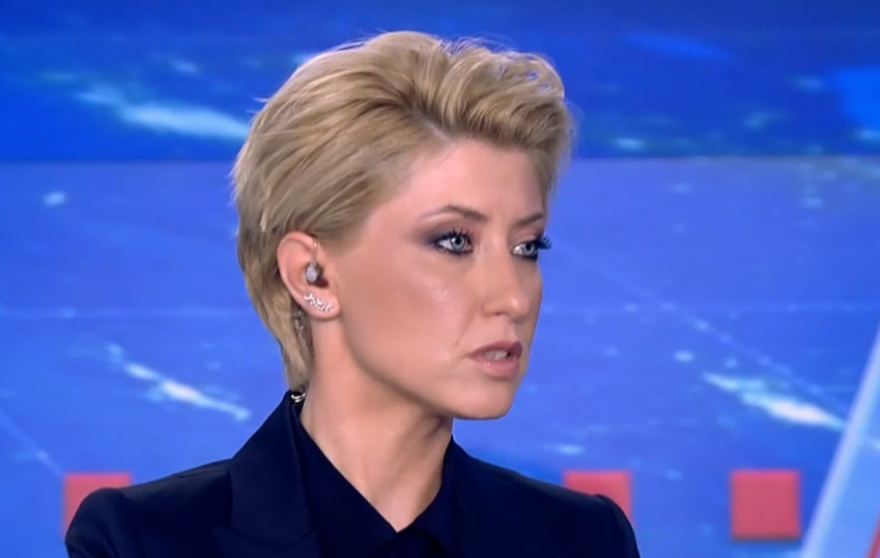 Η Σία Κοσιώνη εμφανίστηκε στο δελτίο ειδήσεων του ΣΚΑΙ με κοντό μαλλί