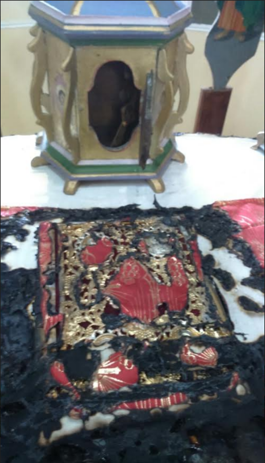 Χίος: Φωτογραφίες σοκ -  Έκαψαν την Αγία Τράπεζα του Ιερού ναού Αγίου Χαραλάμπους