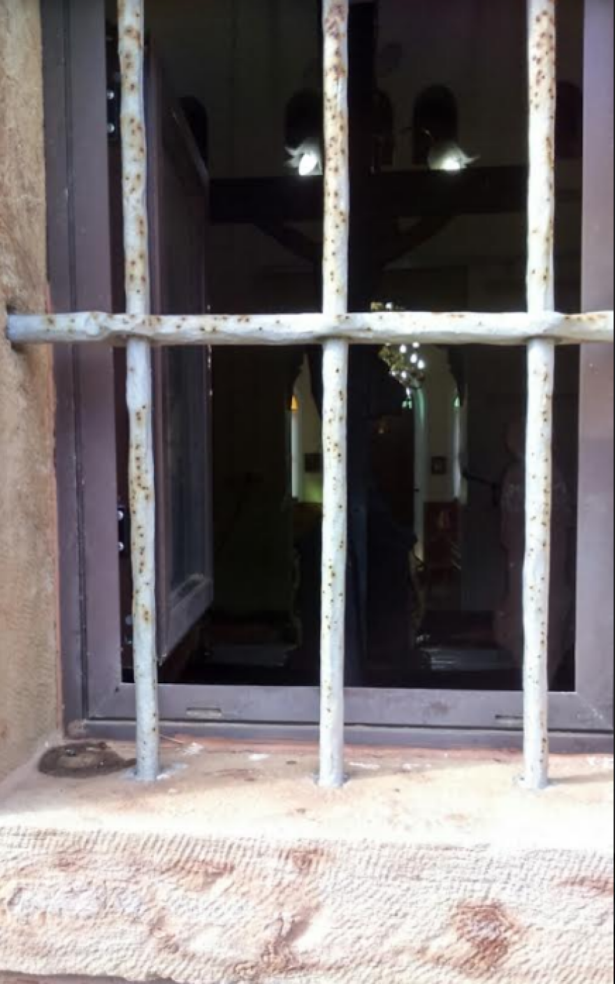 Χίος: Φωτογραφίες σοκ -  Έκαψαν την Αγία Τράπεζα του Ιερού ναού Αγίου Χαραλάμπους