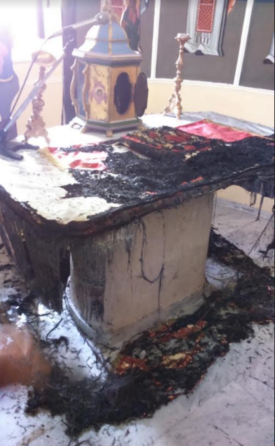 Χίος: Φωτογραφίες σοκ -  Έκαψαν την Αγία Τράπεζα του Ιερού ναού Αγίου Χαραλάμπους