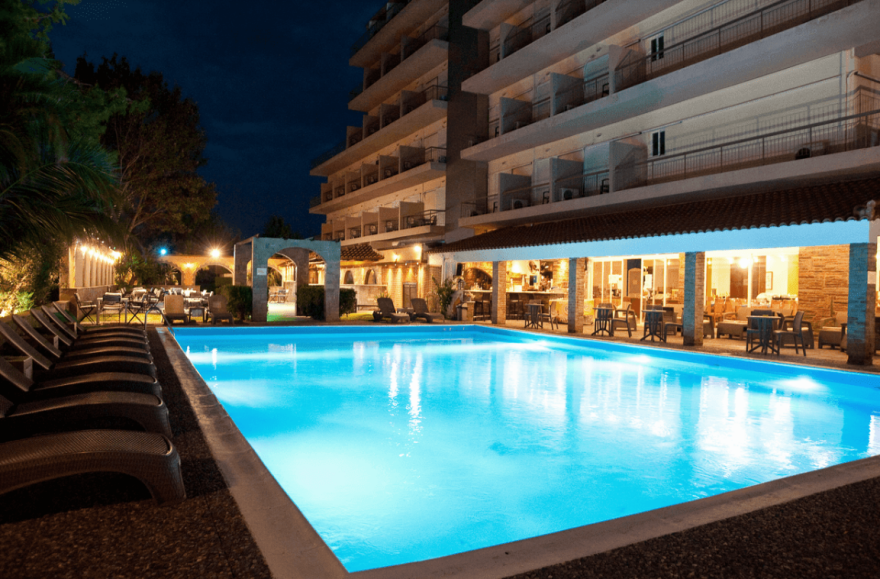 Διεθνής οργανισμός μετανάστευσης: Ξενοδοχεία με πισίνα για μετανάστες στην Ελλάδα 