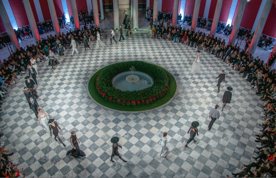 Φωτογραφίες: Όταν ο Αντώνης φίλησε την Υβόννη - Πλήθος επωνύμων στο Ζάππειο για τα ρούχα της 