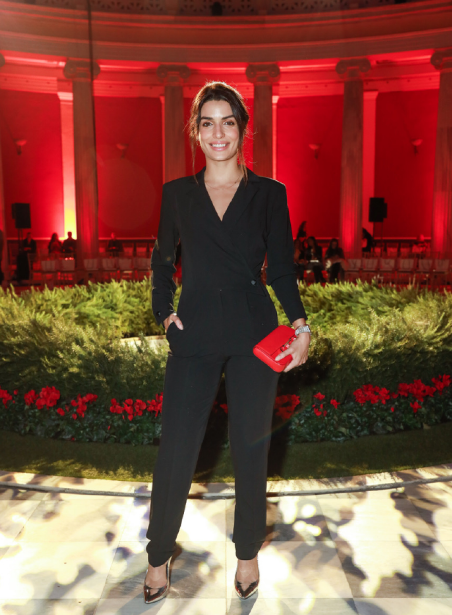 Φωτογραφίες: Όταν ο Αντώνης φίλησε την Υβόννη - Πλήθος επωνύμων στο Ζάππειο για τα ρούχα της 