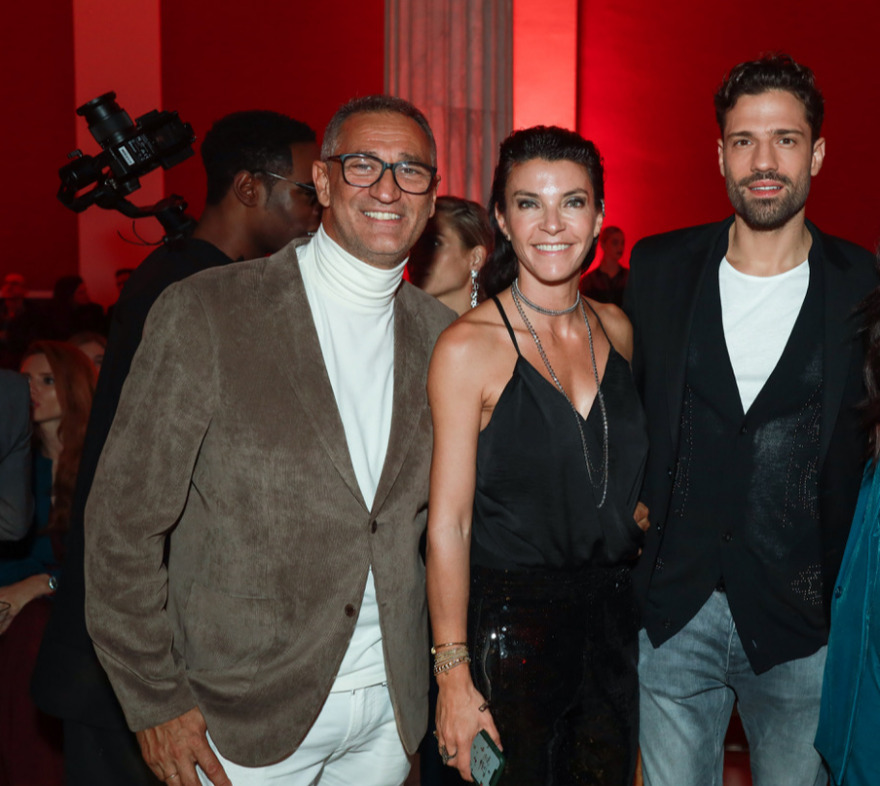 Φωτογραφίες: Όταν ο Αντώνης φίλησε την Υβόννη - Πλήθος επωνύμων στο Ζάππειο για τα ρούχα της 