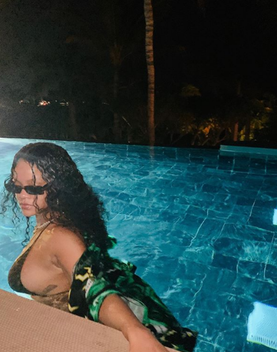 Η Rihanna προκαλεί... σεισμό στο Instagram: Σούπερ σέξι φωτογραφίες στην πισίνα