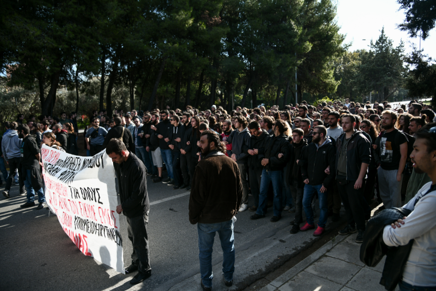 Κίνηση: Κλειστή η Βουλιαγμένης από φοιτητές 