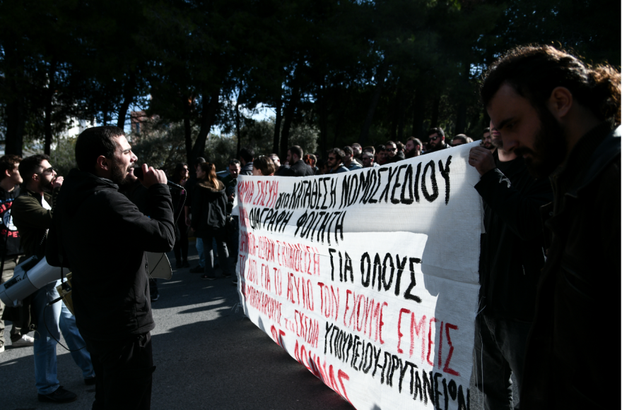 Κίνηση: Κλειστή η Βουλιαγμένης από φοιτητές 