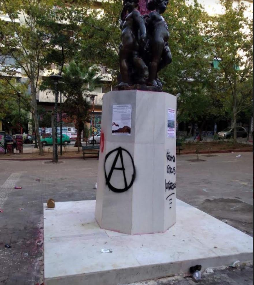 Χυδαίο σύνθημα κατά του Κώστα Μπακογιάννη στα Εξάρχεια 