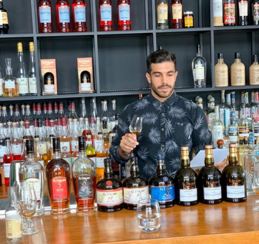 Έλληνας bartender στο μπουκάλι ενός από τα καλύτερα ρούμι του κόσμου