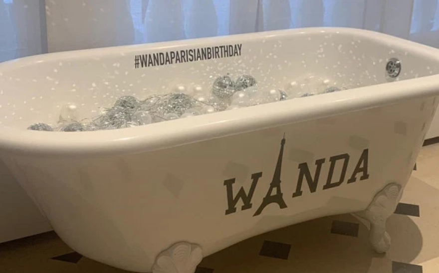 Ο Ικάρντι έκανε δώρο στην Γουάντα Νάρα μπανιέρα με το όνομα της