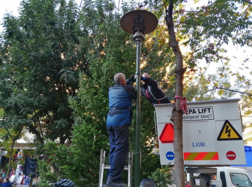 Εξάρχεια: Στήθηκε χριστουγεννιάτικο δέντρο στην πλατεία 