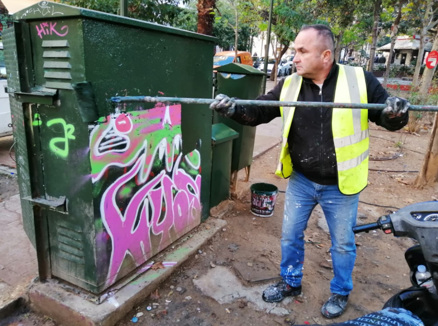 Εξάρχεια: Στήθηκε χριστουγεννιάτικο δέντρο στην πλατεία 