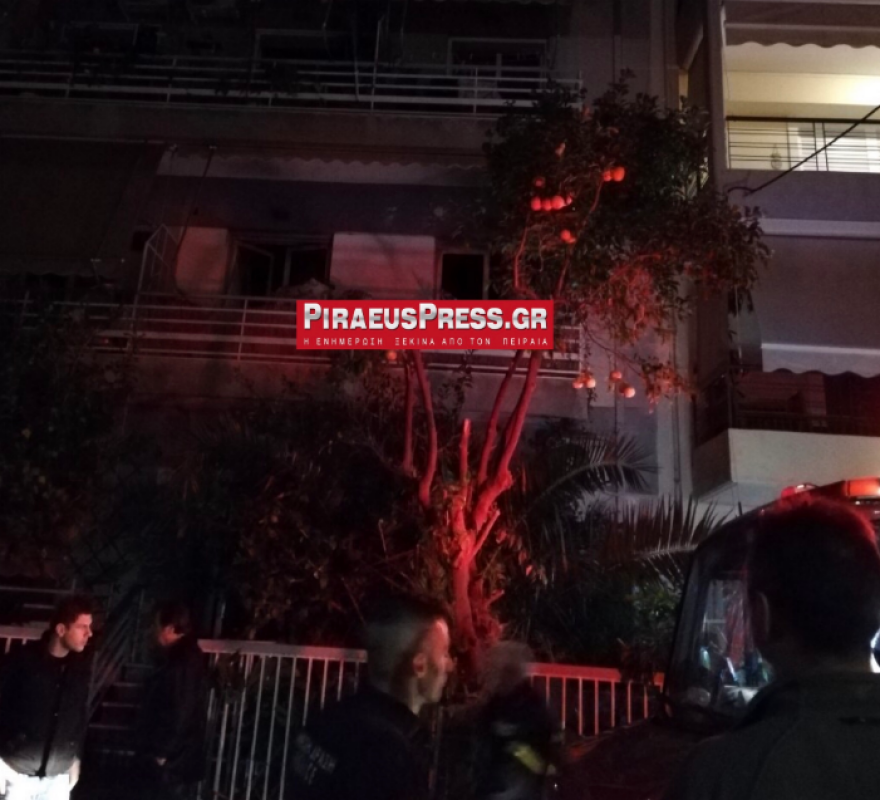 Φωτιά σε διαμέρισμα στο Νέο Φάληρο - Απεγκλωβίστηκαν δύο άτομα