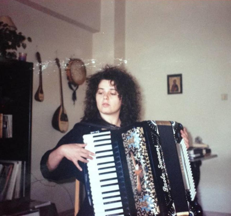 «Εσύ και 80 χρόνων να πας, Ελενίτσα θα είσαι!»: Η Ελένη Τσαλιγοπούλου έχει μάθει στη σκηνή να βγάζει πάντα τα παπούτσια της