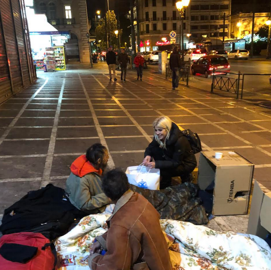 Η Έλενα Ράπτη με την «Αποστολή» επισκέφθηκαν τους άστεγους της Αθήνας