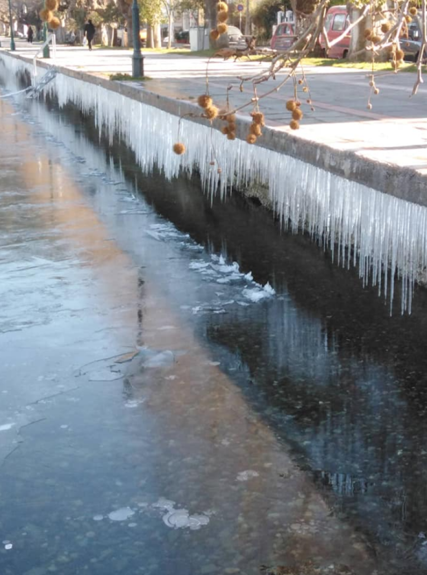 Κακοκαιρία: Πάγωσαν ποτάμια, έσπασαν ανεμογεννήτριες 