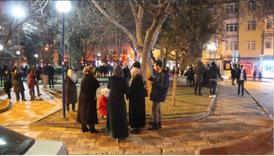 Σεισμός 6,8 Ρίχτερ στην Τουρκία: Τέσσερις νεκροί - Κατέρρευσαν κτήρια - Δείτε τις πρώτες εικόνες