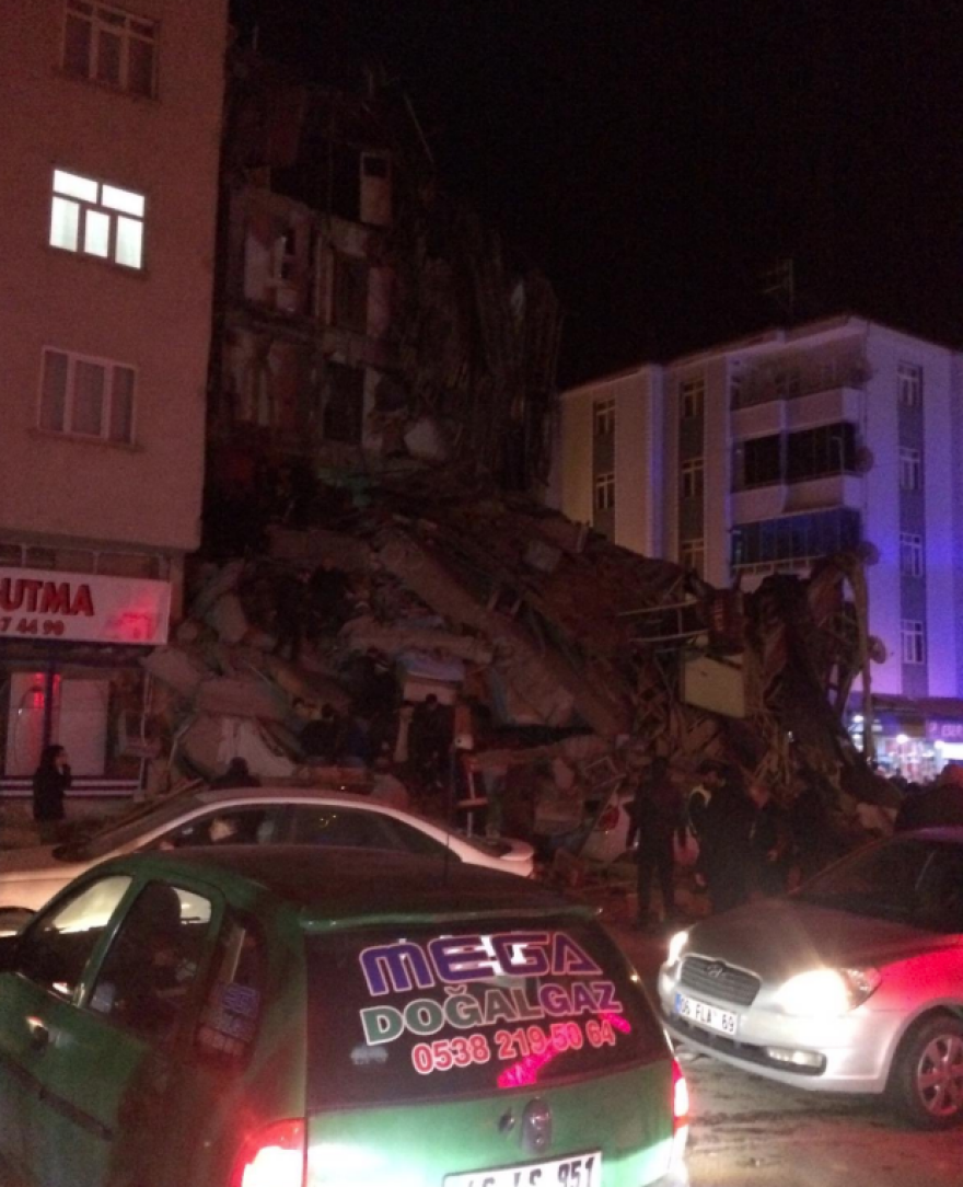 Σεισμός 6,8 Ρίχτερ στην Τουρκία: Τέσσερις νεκροί - Κατέρρευσαν κτήρια - Δείτε τις πρώτες εικόνες