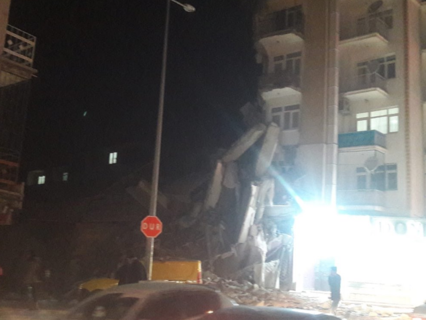 Σεισμός 6,8 Ρίχτερ στην Τουρκία: Τέσσερις νεκροί - Κατέρρευσαν κτήρια - Δείτε τις πρώτες εικόνες