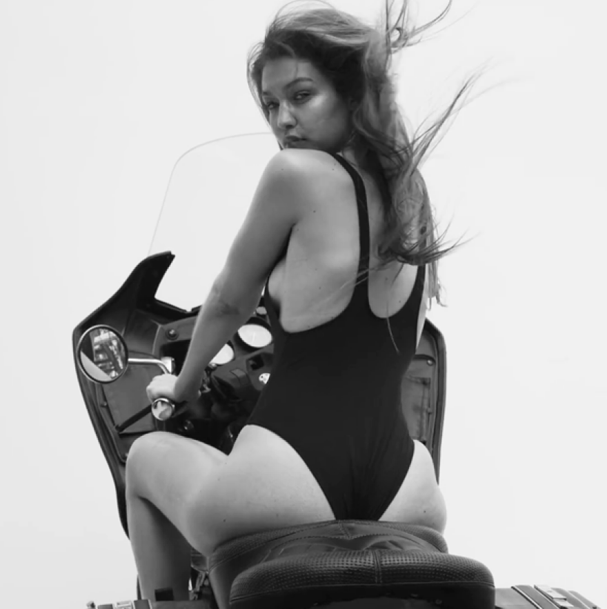 Τζίτζι και Μπέλα Χαντίντ: Οι δύο αδερφές στην πιο σέξι φωτογράφισή τους 