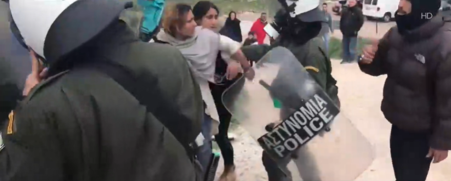 Μεταναστευτικό: «Απασφαλισμένη χειροβομβίδα» τα νησιά - Μετανάστρια πήγε να αρπάξει όπλο αστυνομικού