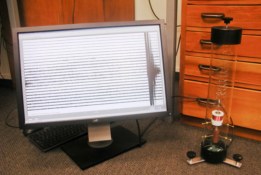 Οι μαθητές μελετούν και καταγράφουν σεισμούς με τους σχολικούς σεισμογράφους