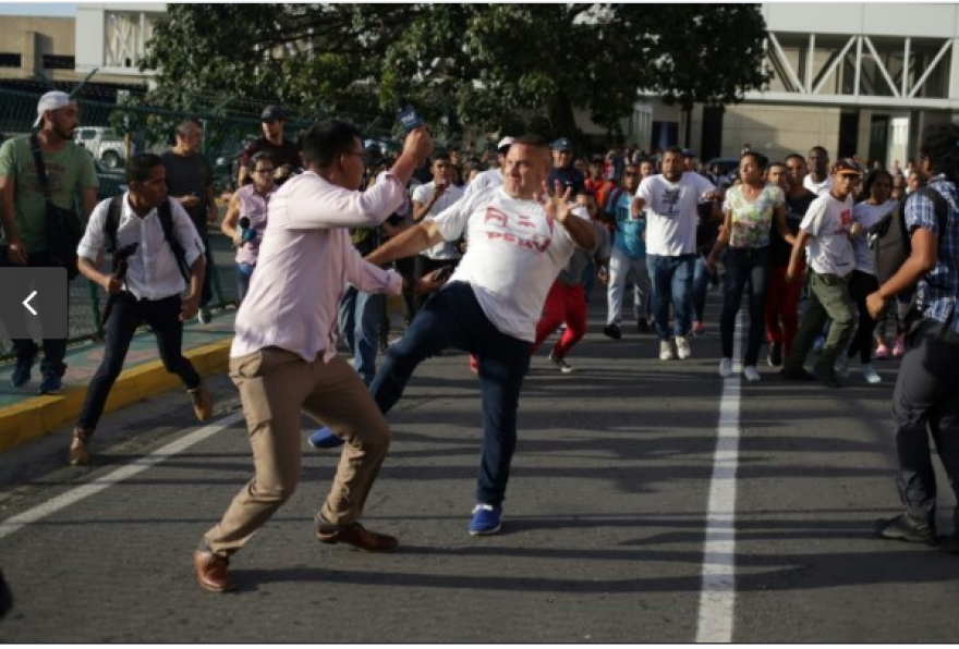 Βενεζουέλα: Επέστρεψε στο Καράκας ο Γκουαϊδό - Υποδοχή ήρωα και ξύλο στο αεροδρόμιο