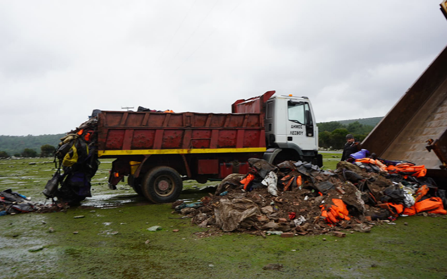 Λέσβος: Με σωσίβια και βάρκες αποκλείουν οι κάτοικοι το σημείο όπου θα κατασκευαστεί νέα δομή 