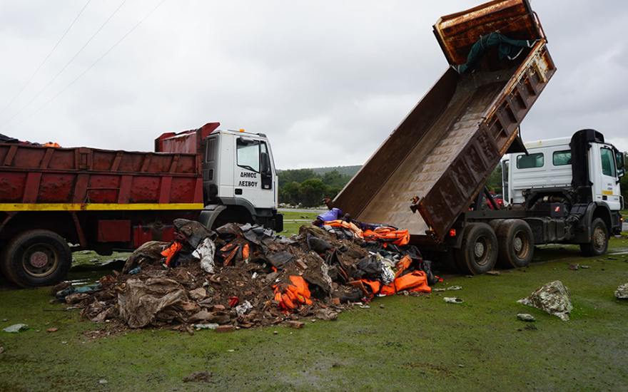 Λέσβος: Με σωσίβια και βάρκες αποκλείουν οι κάτοικοι το σημείο όπου θα κατασκευαστεί νέα δομή 