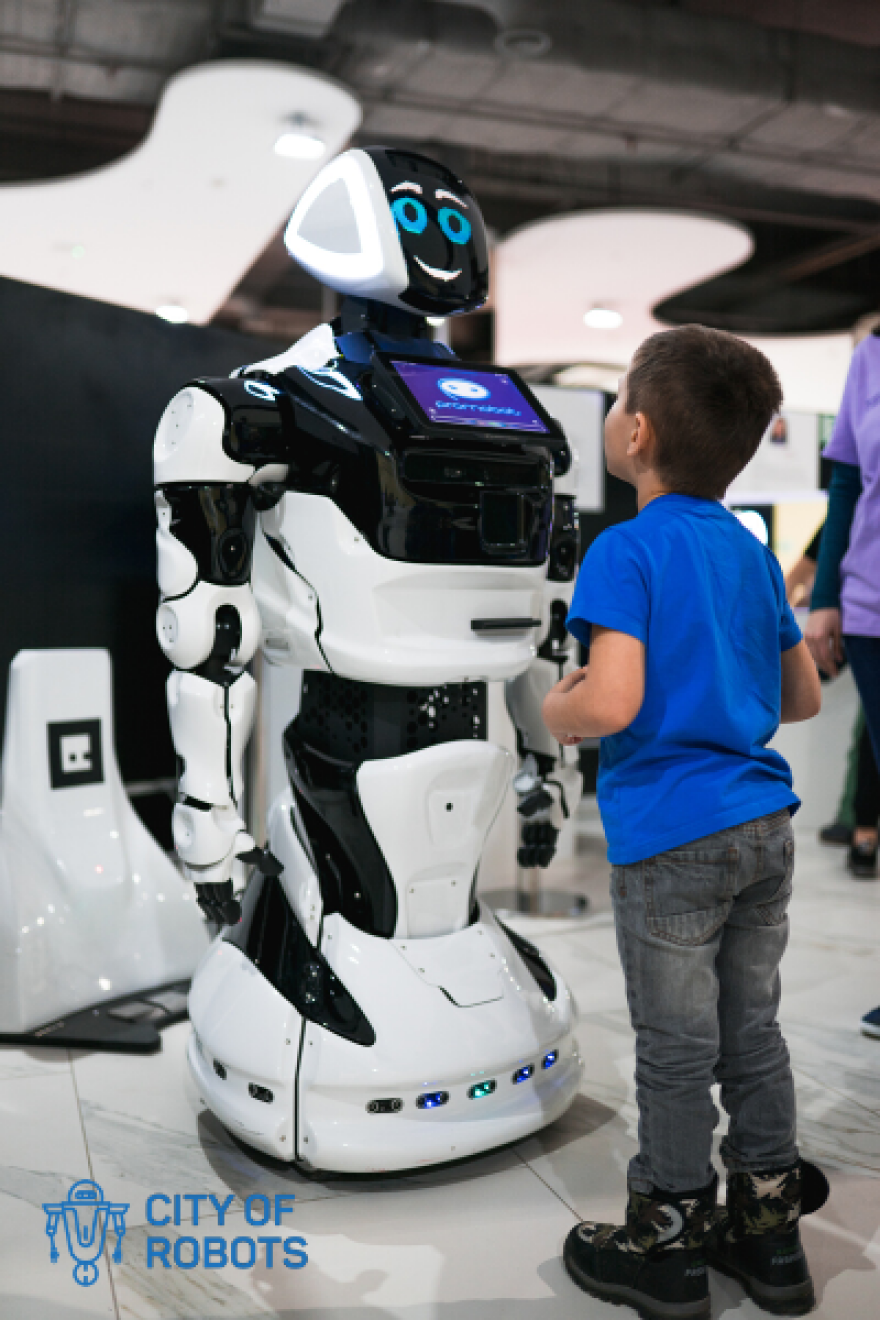 «City of Robots»: Πήγαμε, μιλήσαμε με τον Promobot V4 και... συνεννοηθήκαμε!