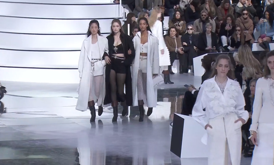 Chanel: Live η νέα συλλογή - «Μούσα» του catwalk η Gigi Hadid  