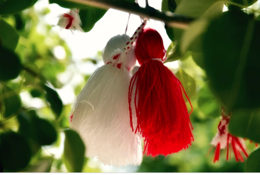 Μαρτάκι ή Μάρτης: Γιατί φοράμε το βραχιολάκι - Τα έθιμα σε Βουλγαρία και Ρουμανία 