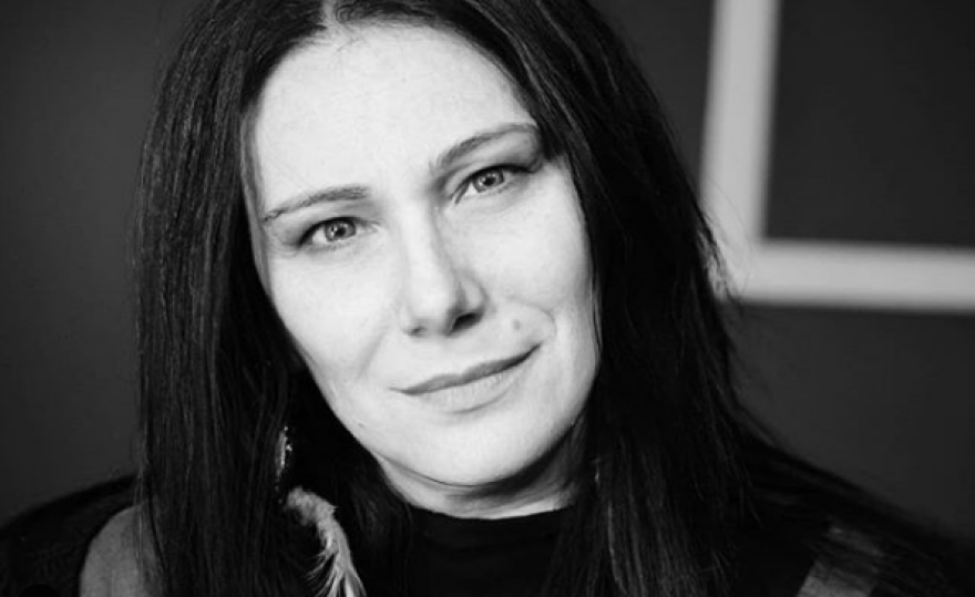 «Ο Κήπος με τα συναισθήματα»: Το (ανατριχιαστικά) προφητικό παραμύθι που γράφτηκε όταν ακόμη οι αγκαλιές ήταν ελεύθερες 