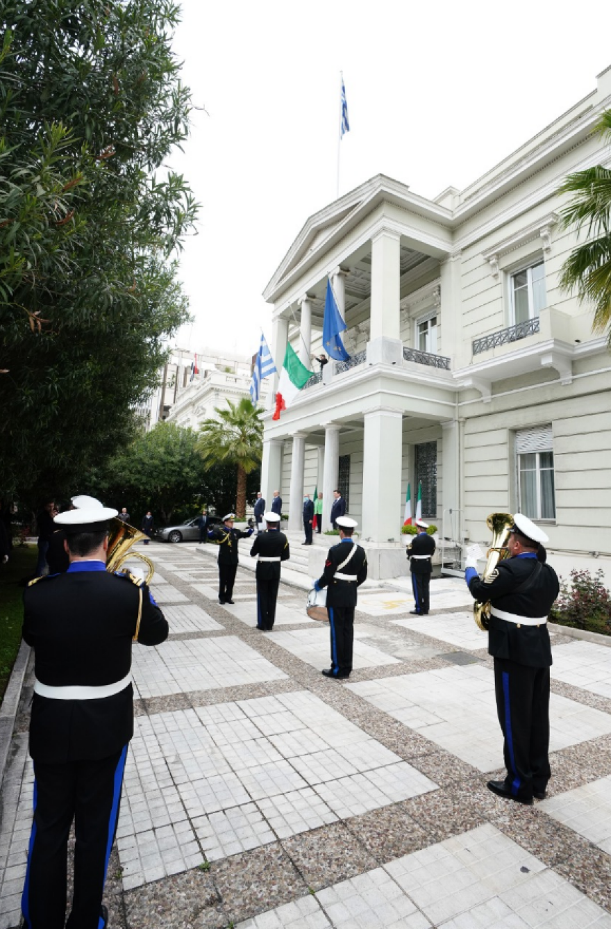 Κορωνοϊός: Το ΥΠΕΞ ύψωσε την ιταλική σημαία σε ένδειξη αλληλεγγύης προς τον λαό της Ιταλίας