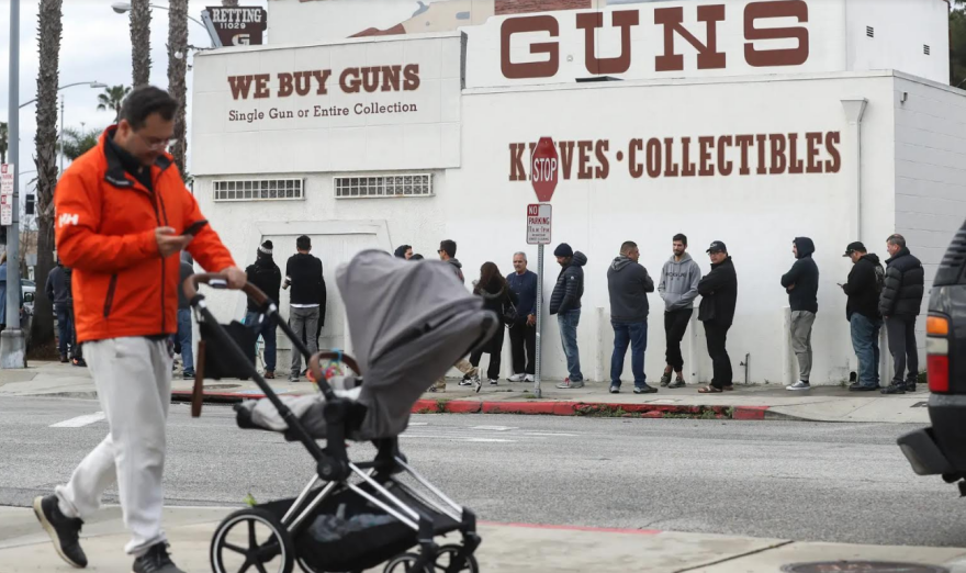 Κορωνοϊός: Αμερικανοί αγόρασαν 2.400.000 όπλα σε ένα μήνα και «ταμπουρώνονται» στα σπίτια τους