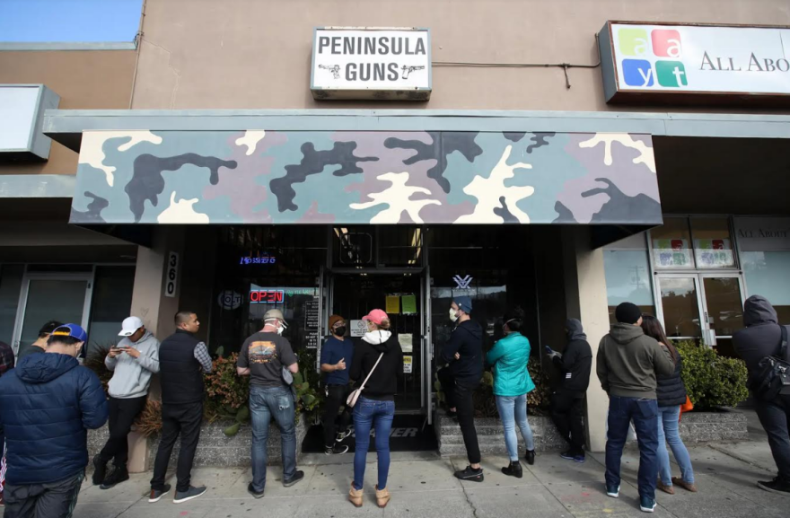 Κορωνοϊός: Αμερικανοί αγόρασαν 2.400.000 όπλα σε ένα μήνα και «ταμπουρώνονται» στα σπίτια τους