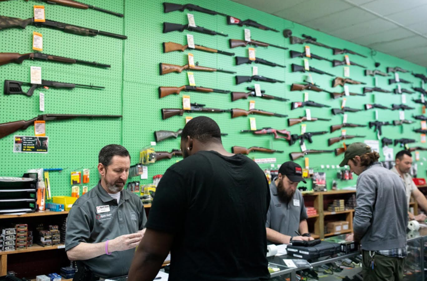 Κορωνοϊός: Αμερικανοί αγόρασαν 2.400.000 όπλα σε ένα μήνα και «ταμπουρώνονται» στα σπίτια τους
