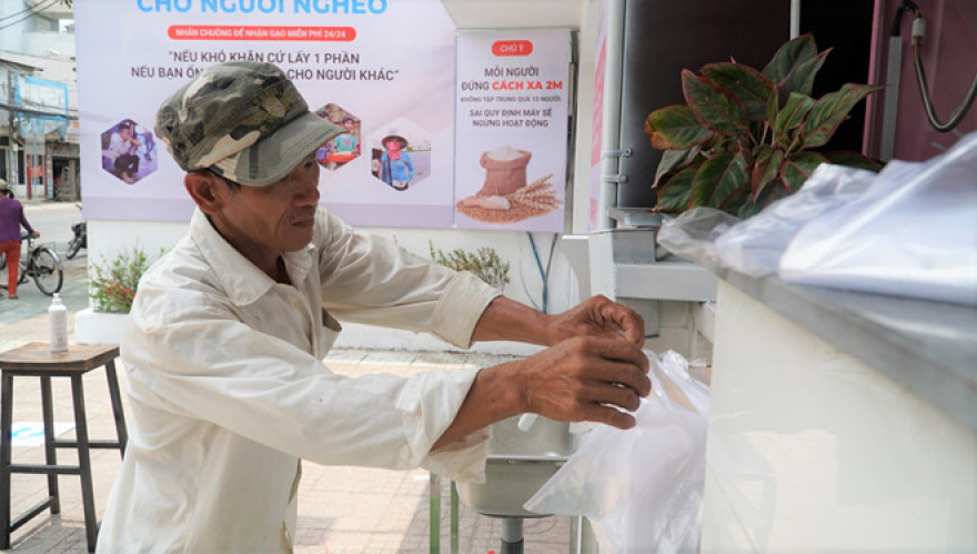 Κορωνοϊός: Βιετναμέζος επιχειρηματίας έφτιαξε «ΑΤΜ ρυζιού» για τους φτωχούς