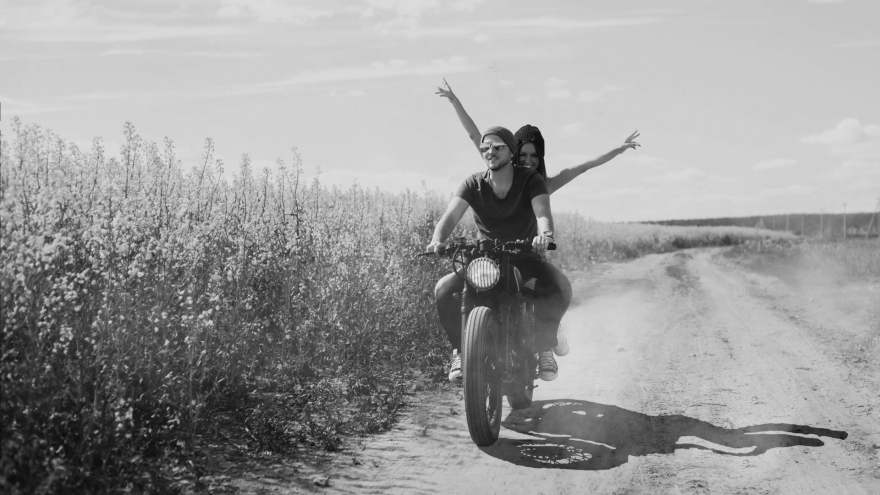 Δείτε το βίντεο: 50 ασπρόμαυρα δευτερόλεπτα, γεμάτα συναίσθημα  