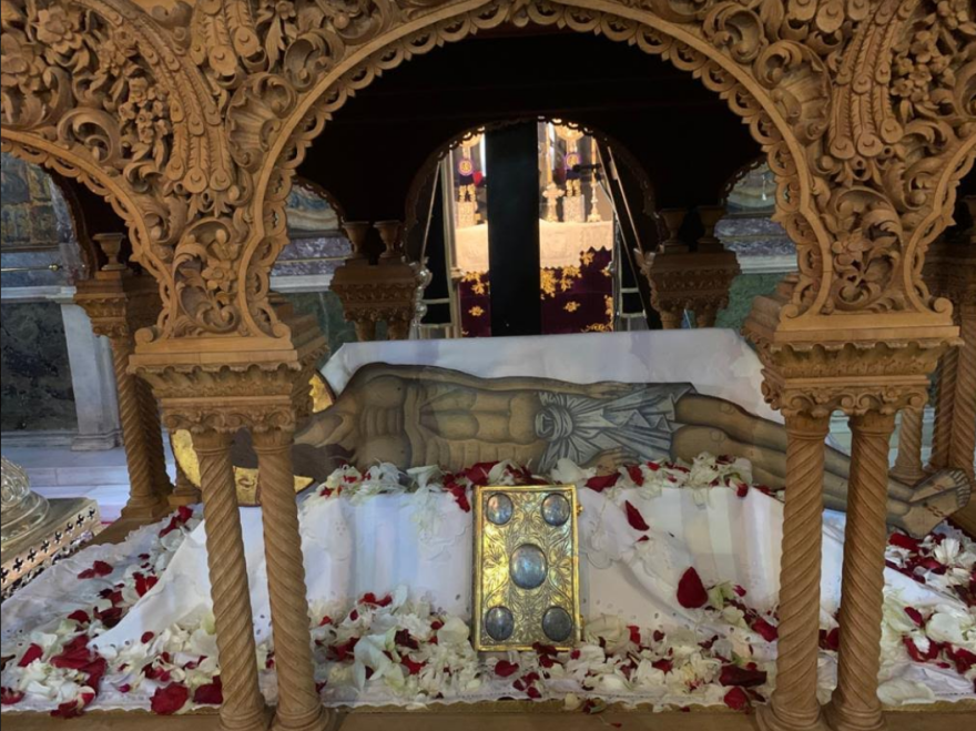 Δείτε τον επιτάφιο της Παναγίας της Τήνου 