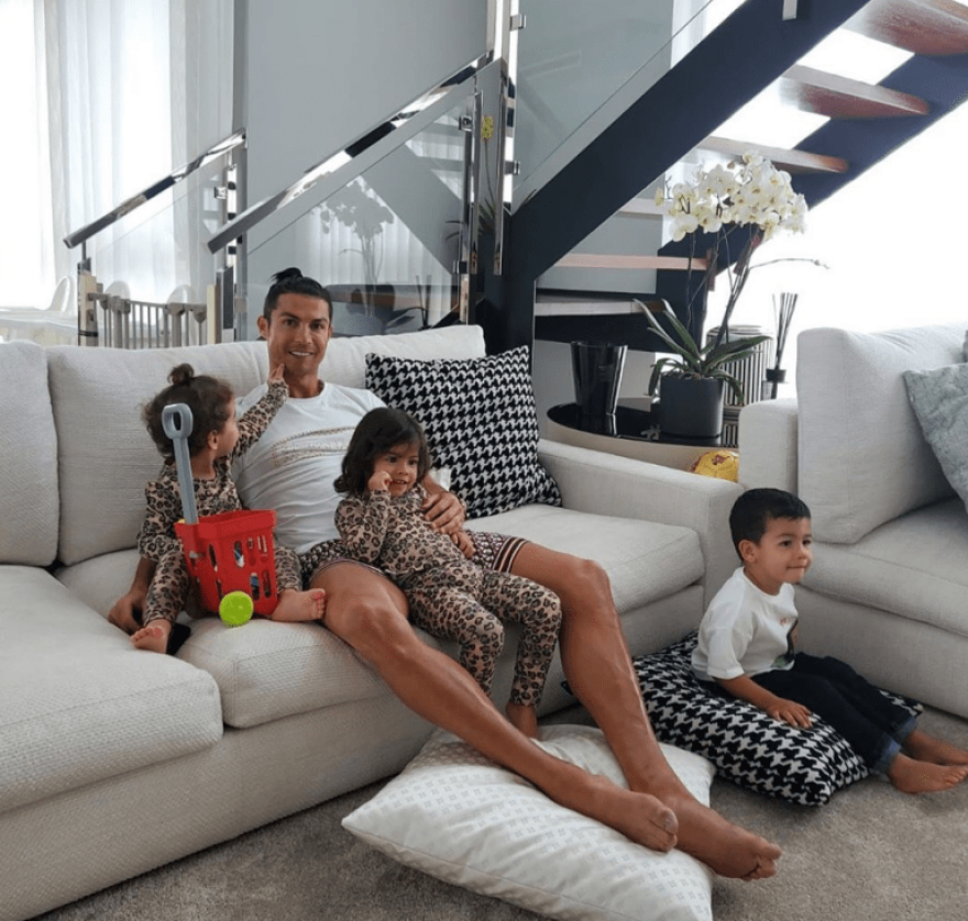 Ο Κριστιάνο Ρονάλντο και η σύντροφός του μας ξεναγούν στην βίλα τους στην Μαδέιρα 