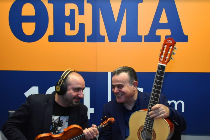 ΘΕΜΑ 104.6: Ο Γιάννης Σαββιδάκης ερμηνεύει το νέο τραγούδι από την εκπομπή «Μεταξύ σοβαρού κι αστείου»