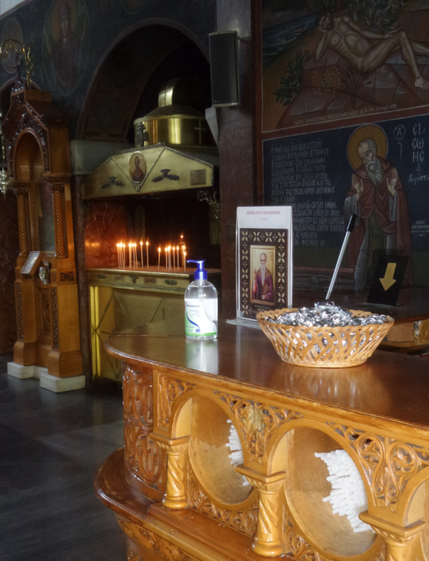 Άρση μέτρων - Εκκλησίες: Με συγκίνηση και μάσκα προσέρχονται οι πιστοί στους ναούς