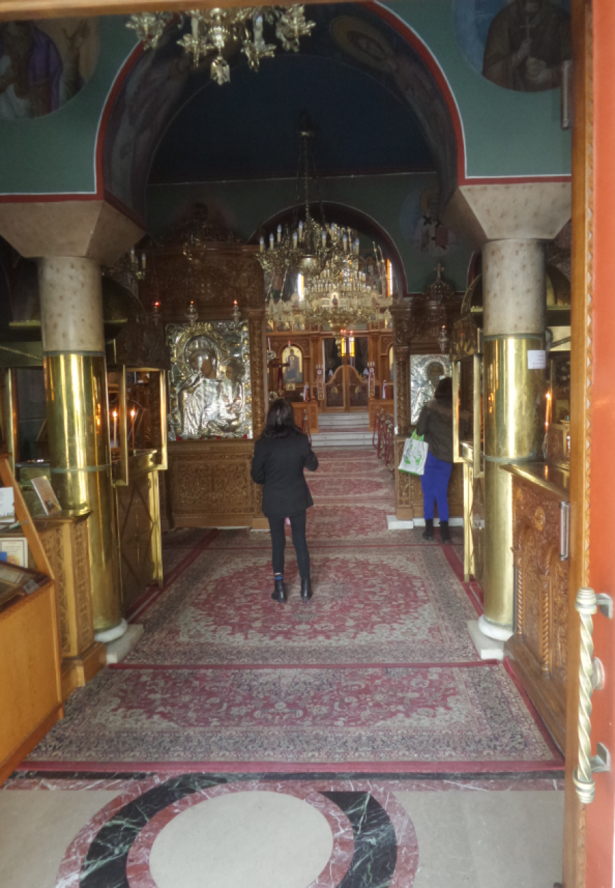 Άρση μέτρων - Εκκλησίες: Με συγκίνηση και μάσκα προσέρχονται οι πιστοί στους ναούς