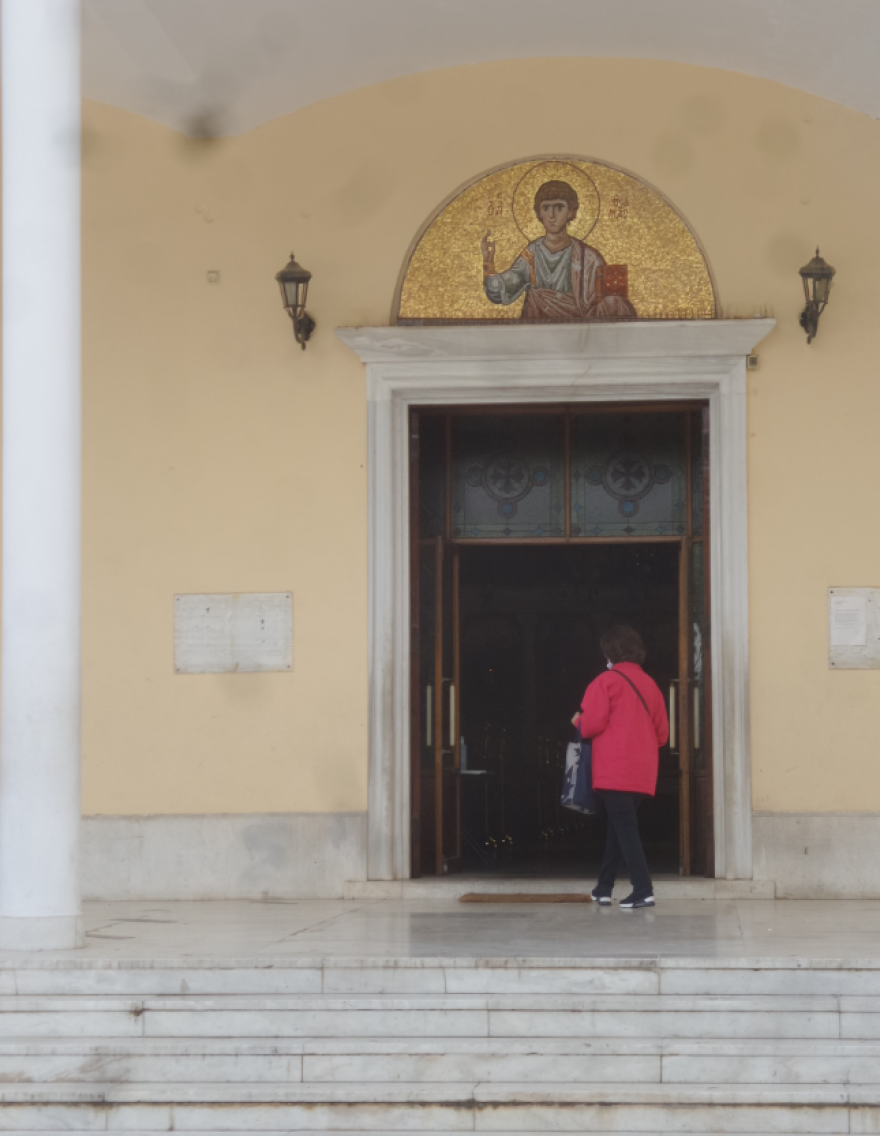 Άρση μέτρων - Εκκλησίες: Με συγκίνηση και μάσκα προσέρχονται οι πιστοί στους ναούς