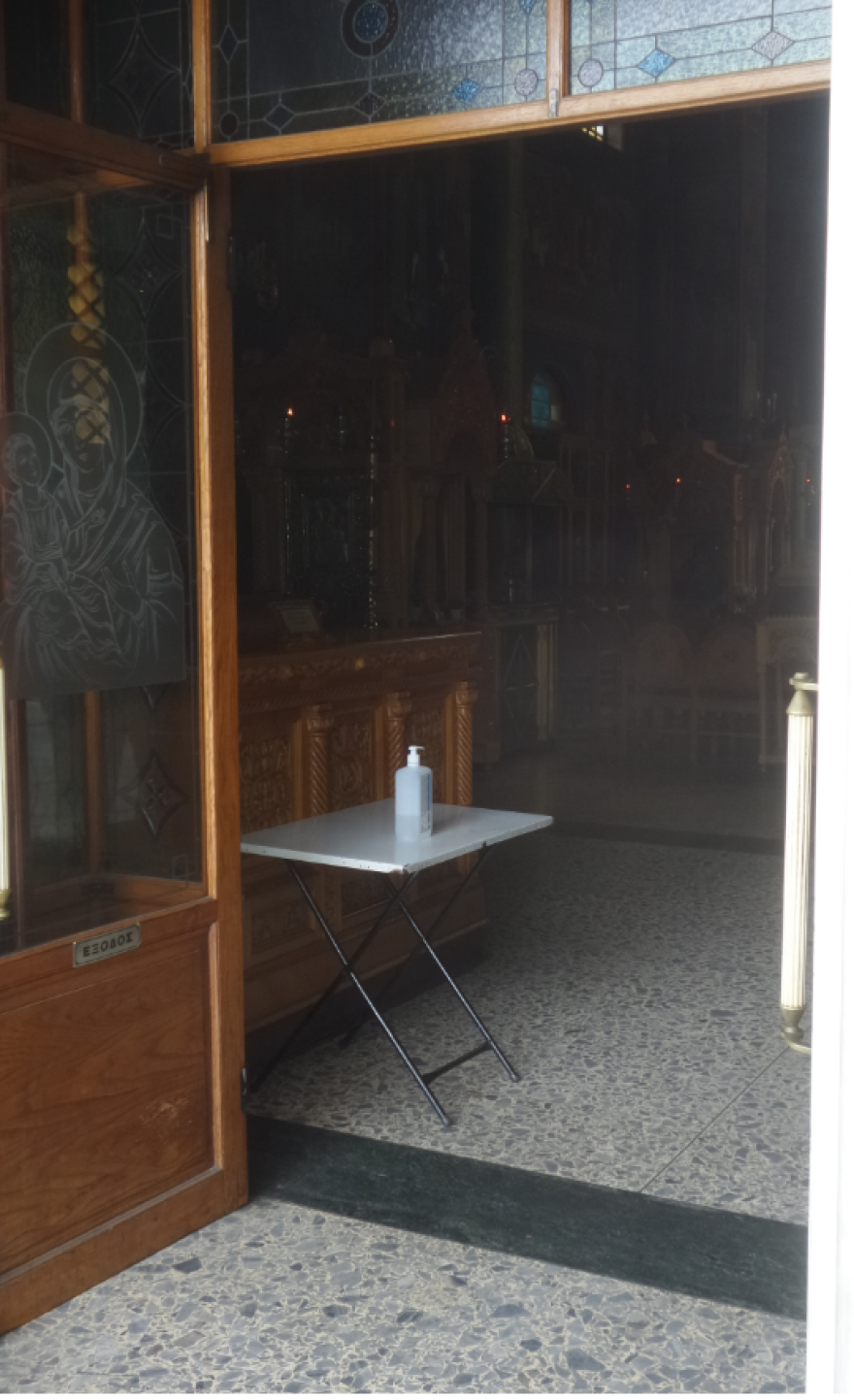 Άρση μέτρων - Εκκλησίες: Με συγκίνηση και μάσκα προσέρχονται οι πιστοί στους ναούς