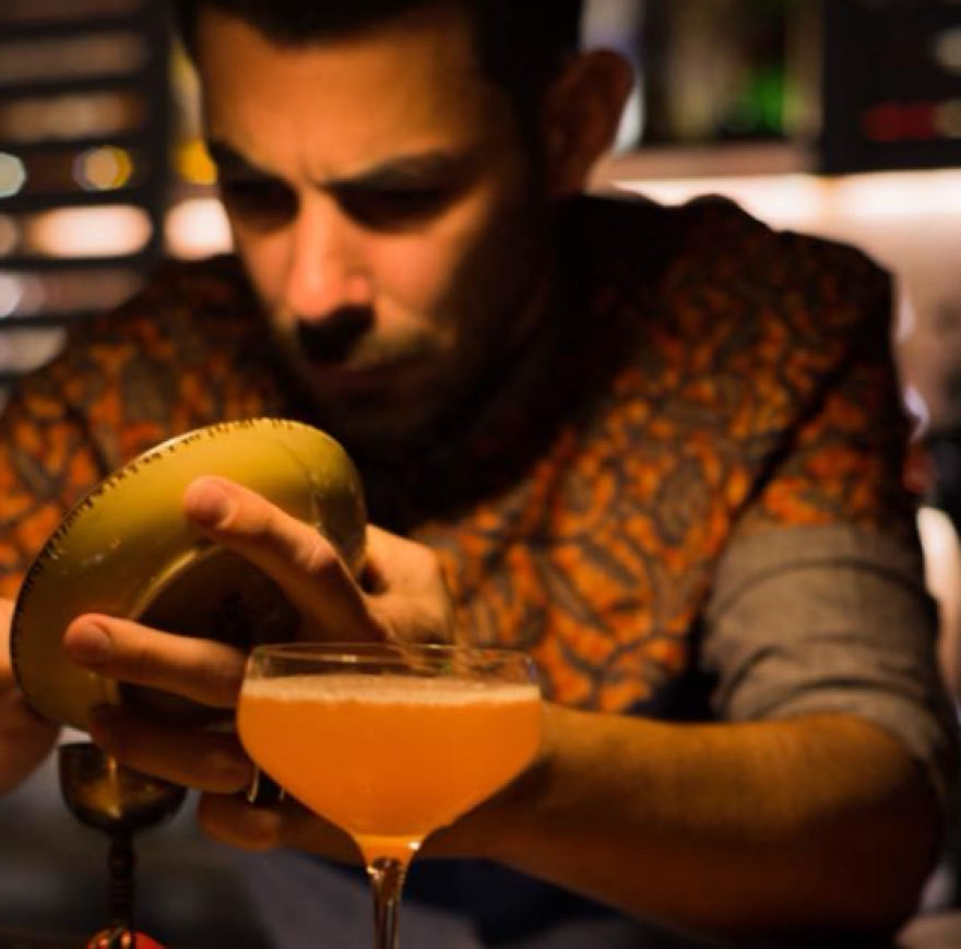 Ρομάν Κροτ: H συναρπαστική διαδρομή του μπάρμαν που έφυγε από το Παρίσι για την Αθήνα 