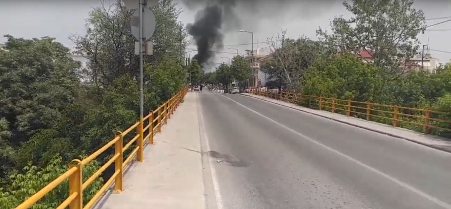 Επεισόδια στη Ν.Σμύρνη Λάρισας - Άναψαν φωτιές οι Ρομά