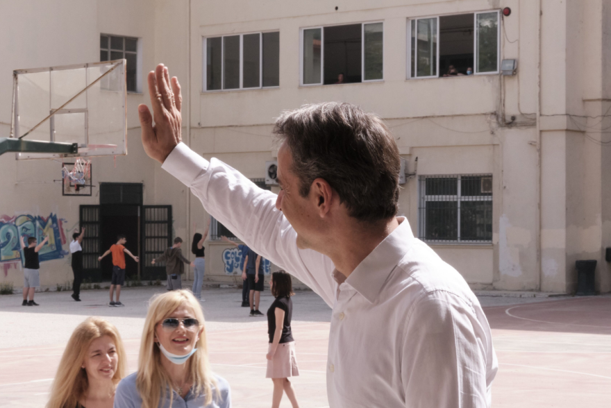 Σε γυμνάσιο στο Παγκράτι ο Μητσοτάκης: «Περάσατε όλοι με άριστα τις εξετάσεις υπευθυνότητας»